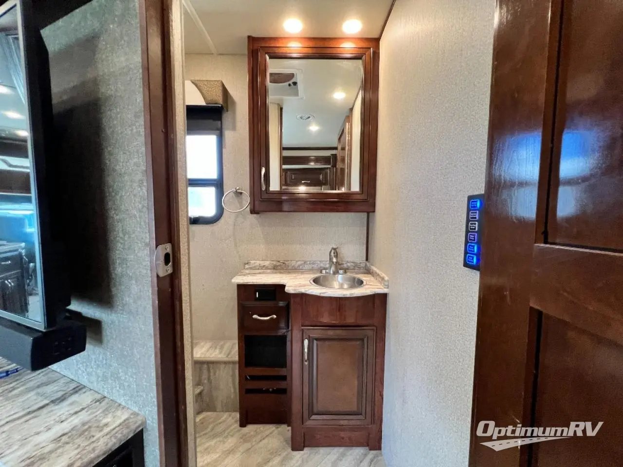 2019 Fleetwood Bounder 35K Photo 21