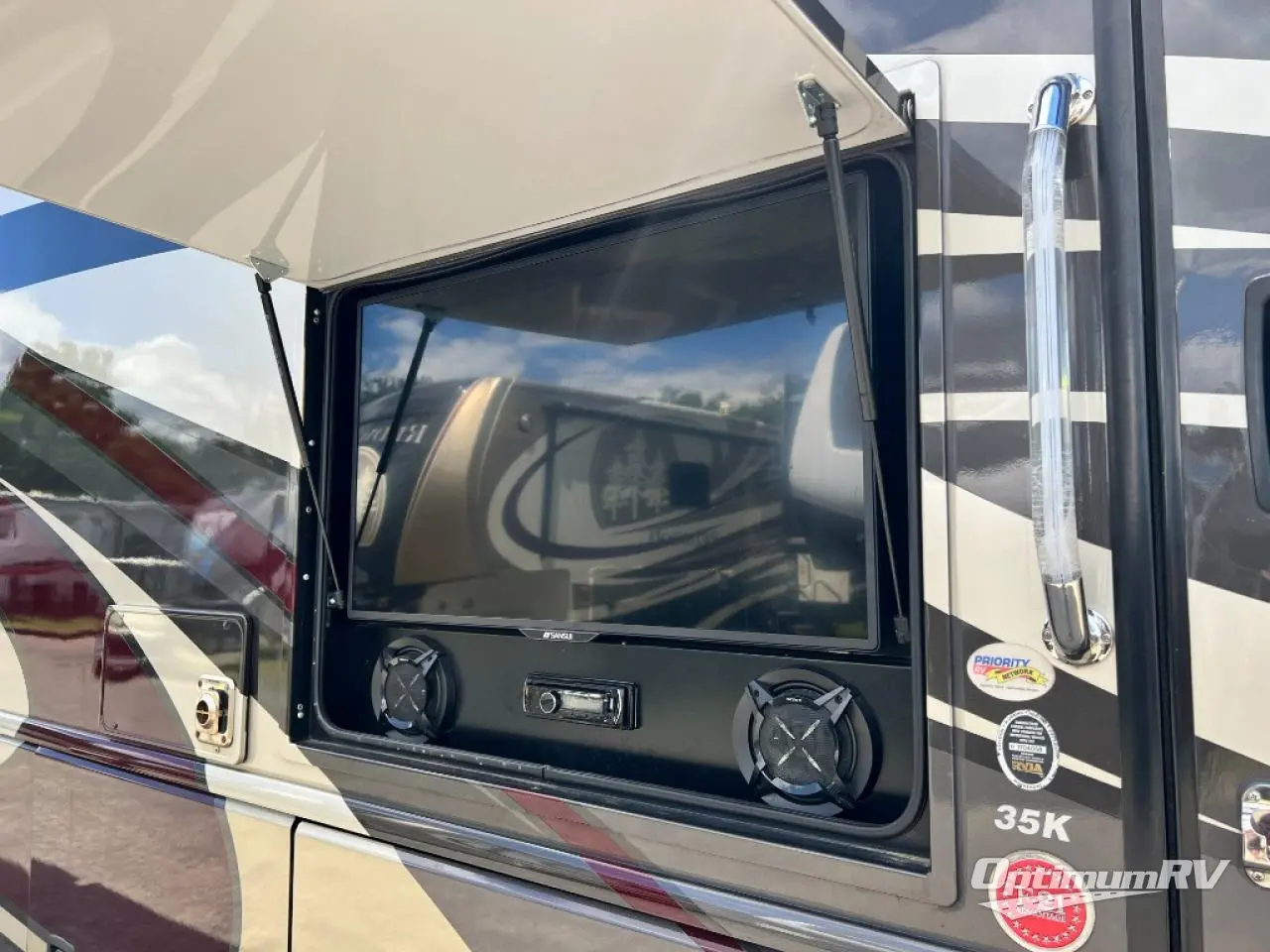 2019 Fleetwood Bounder 35K Photo 32