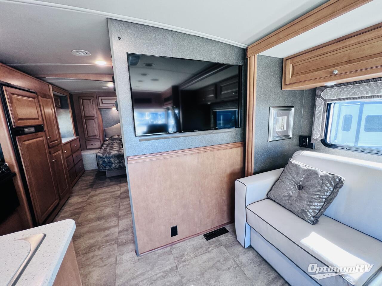 2017 Winnebago Vista LX 27N Photo 10