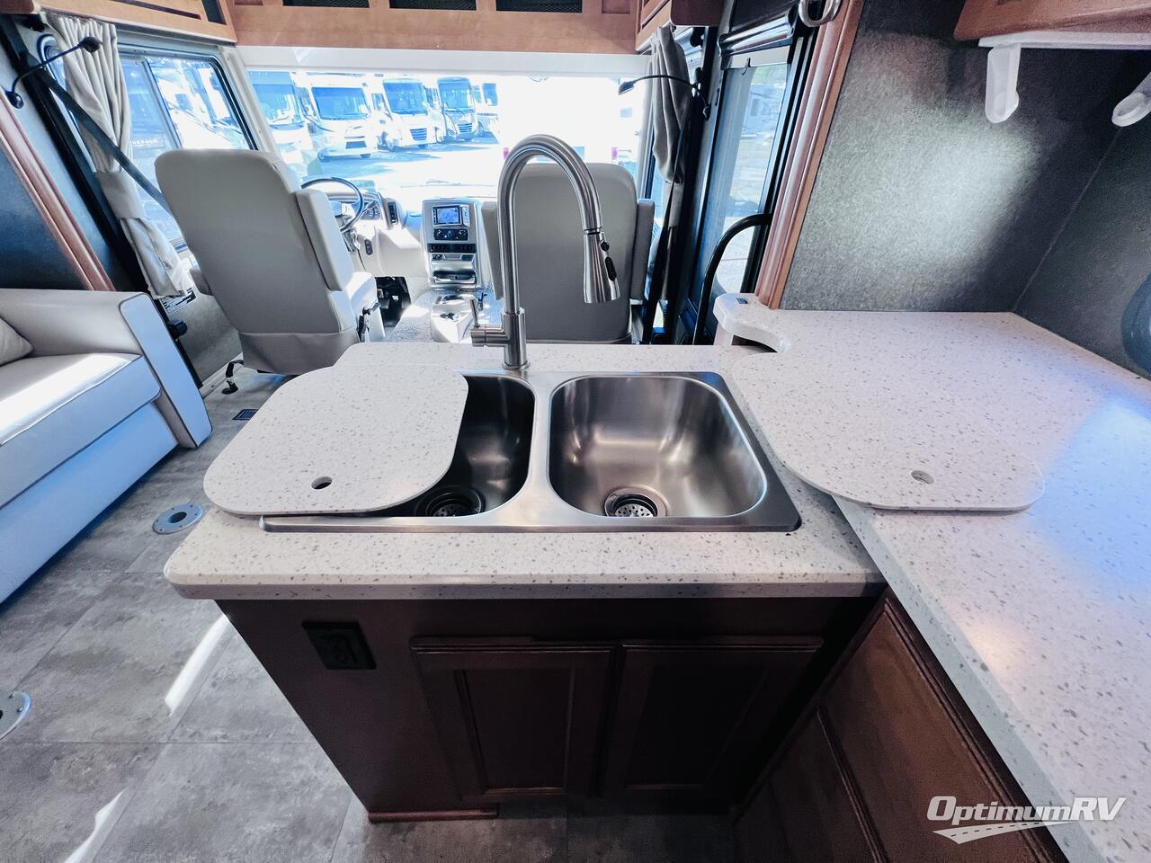 2017 Winnebago Vista LX 27N Photo 12