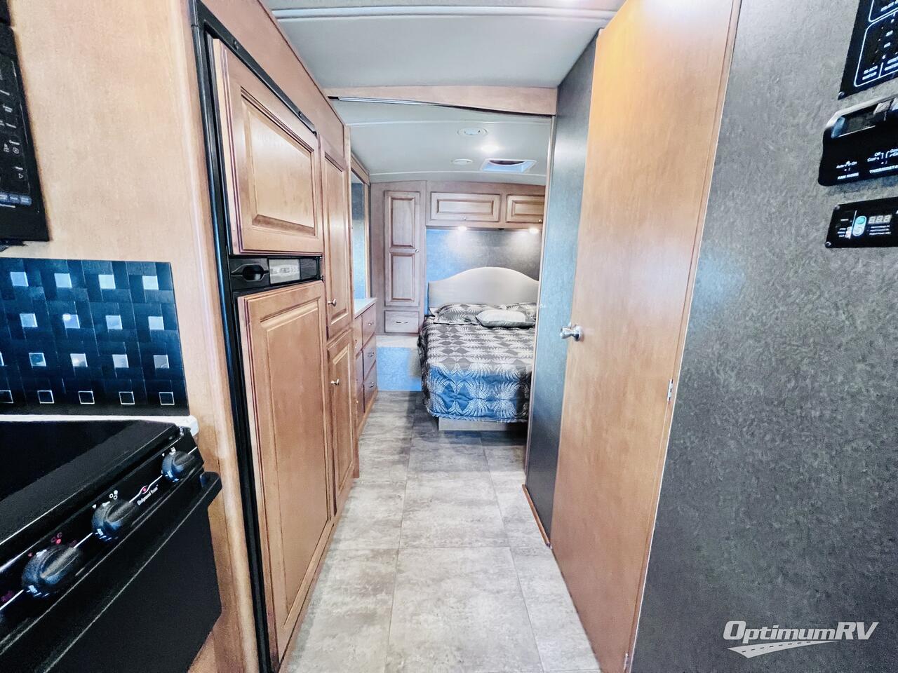 2017 Winnebago Vista LX 27N Photo 16