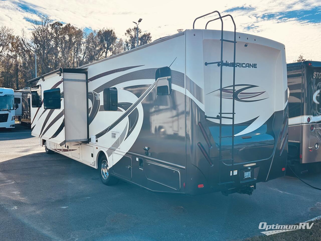 2019 Thor Hurricane 35M Photo 3