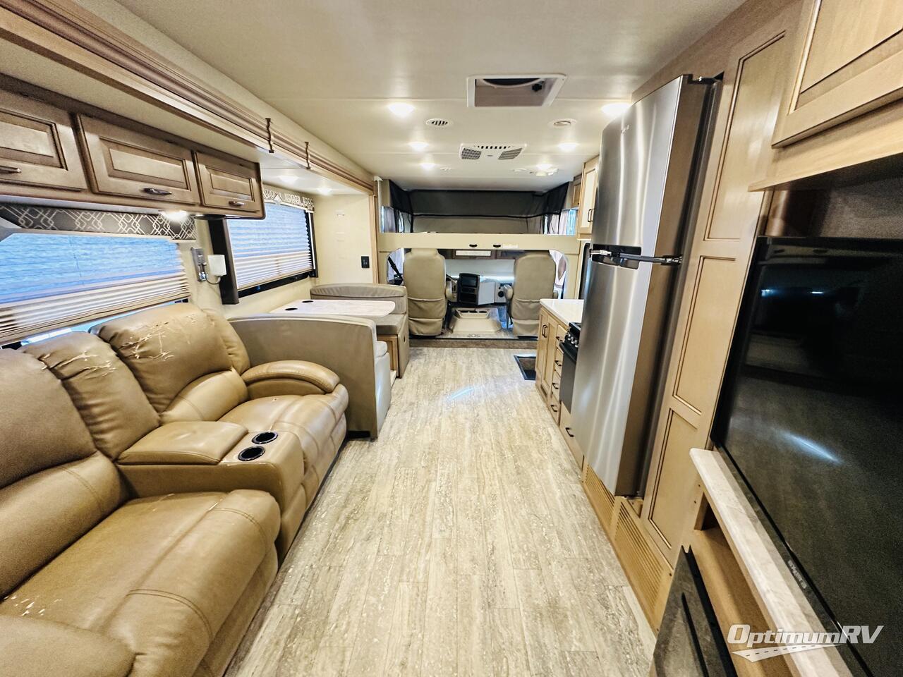 2019 Thor Hurricane 35M Photo 9