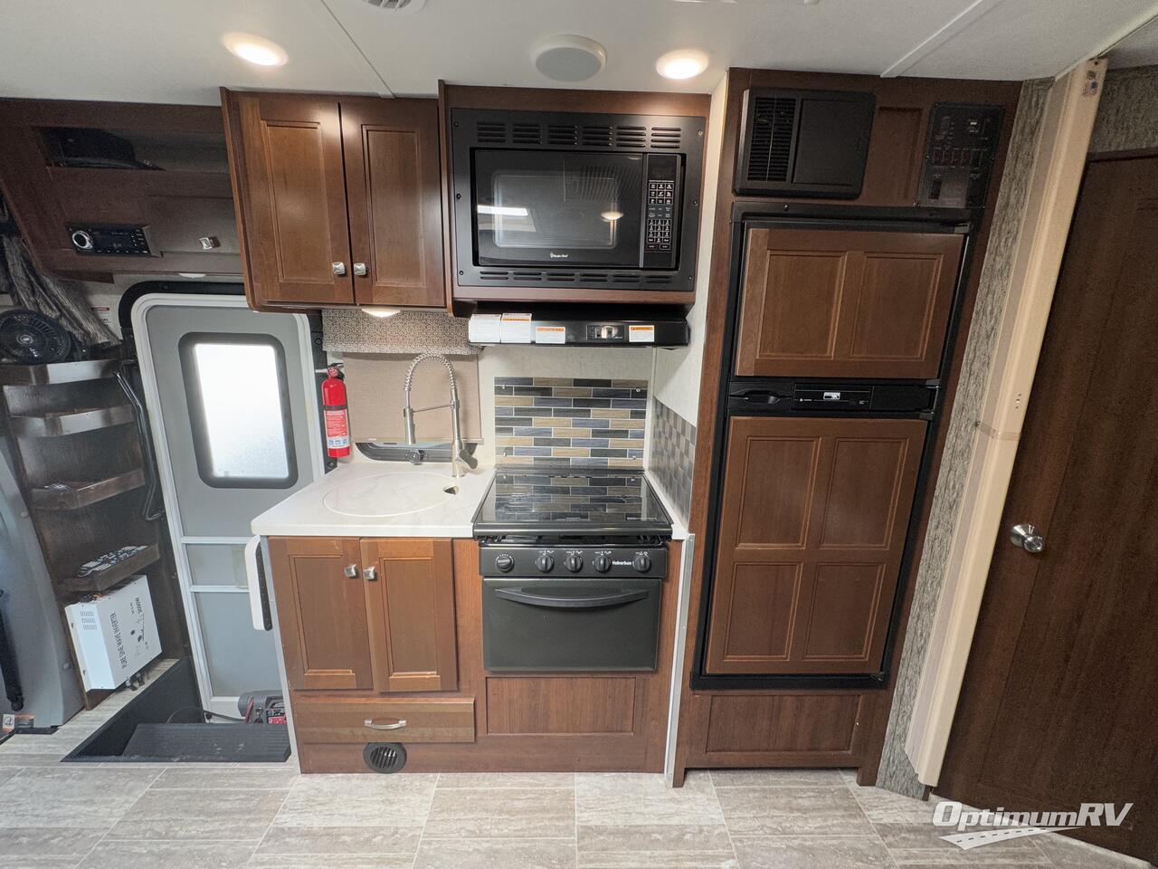 2018 Forest River Sunseeker MBS 2400S Photo 6