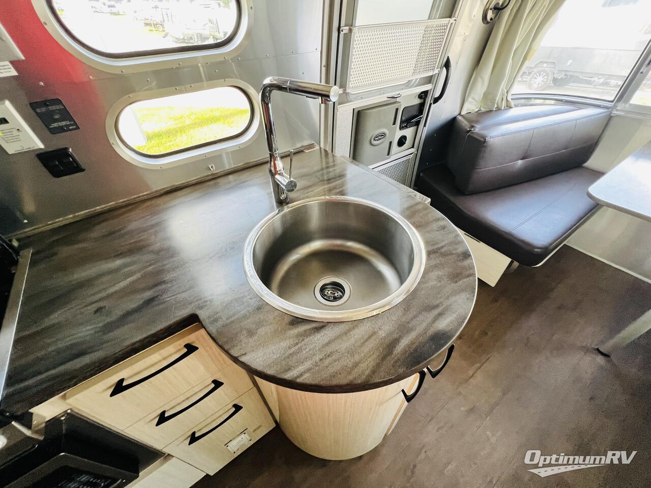 2020 Airstream International Signature 25FB Twin Photo 8