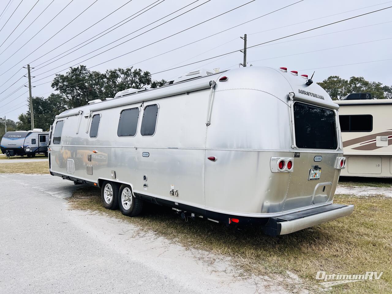 2020 Airstream Classic 33FB Photo 2