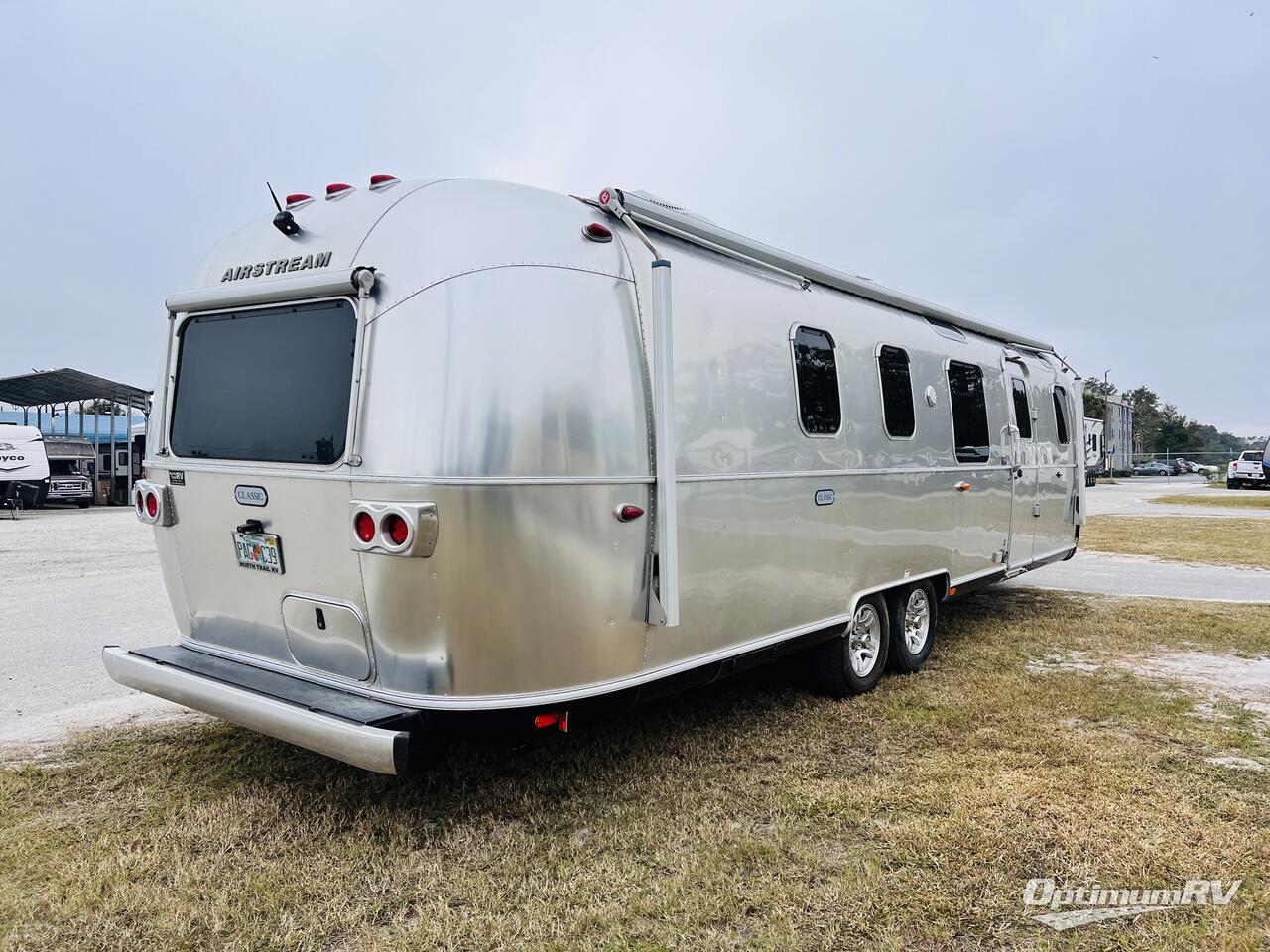 2020 Airstream Classic 33FB Photo 3