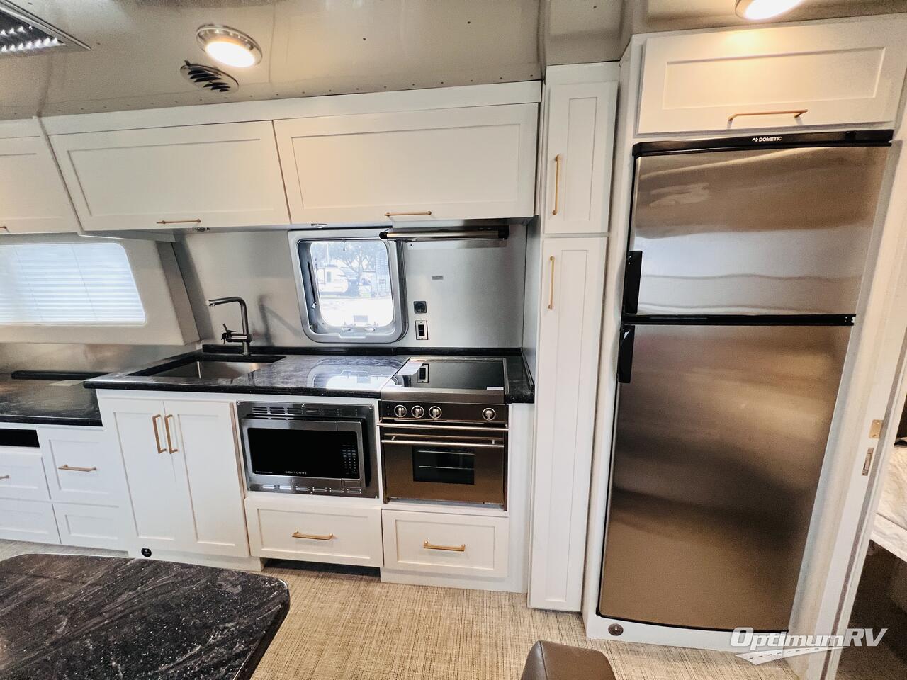 2020 Airstream Classic 33FB Photo 9