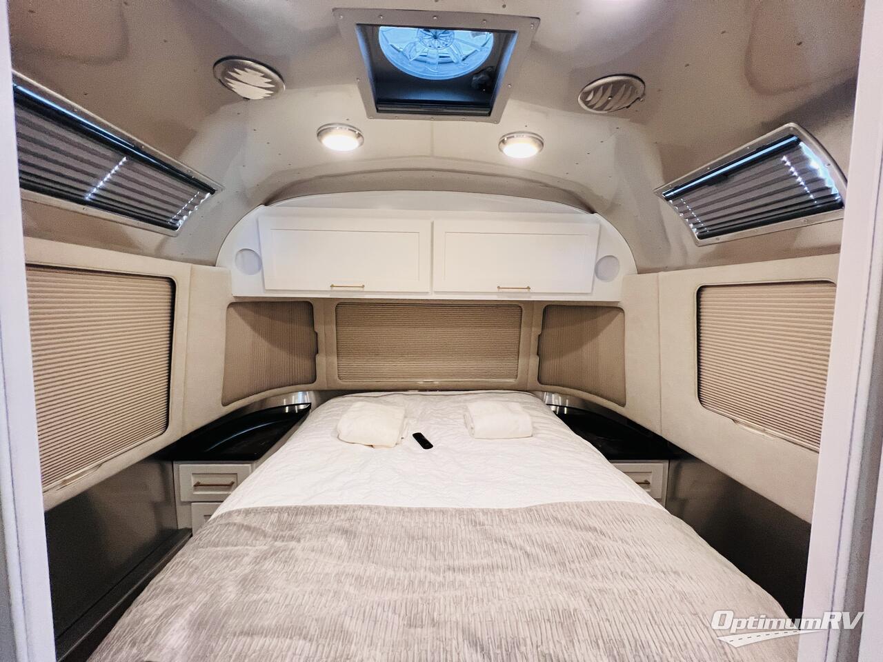 2020 Airstream Classic 33FB Photo 14