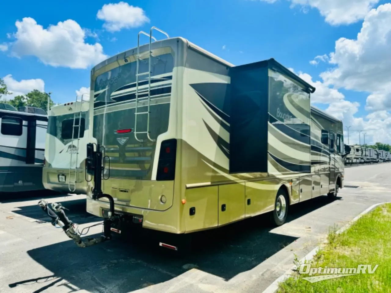 2017 Fleetwood Bounder 35K Photo 2