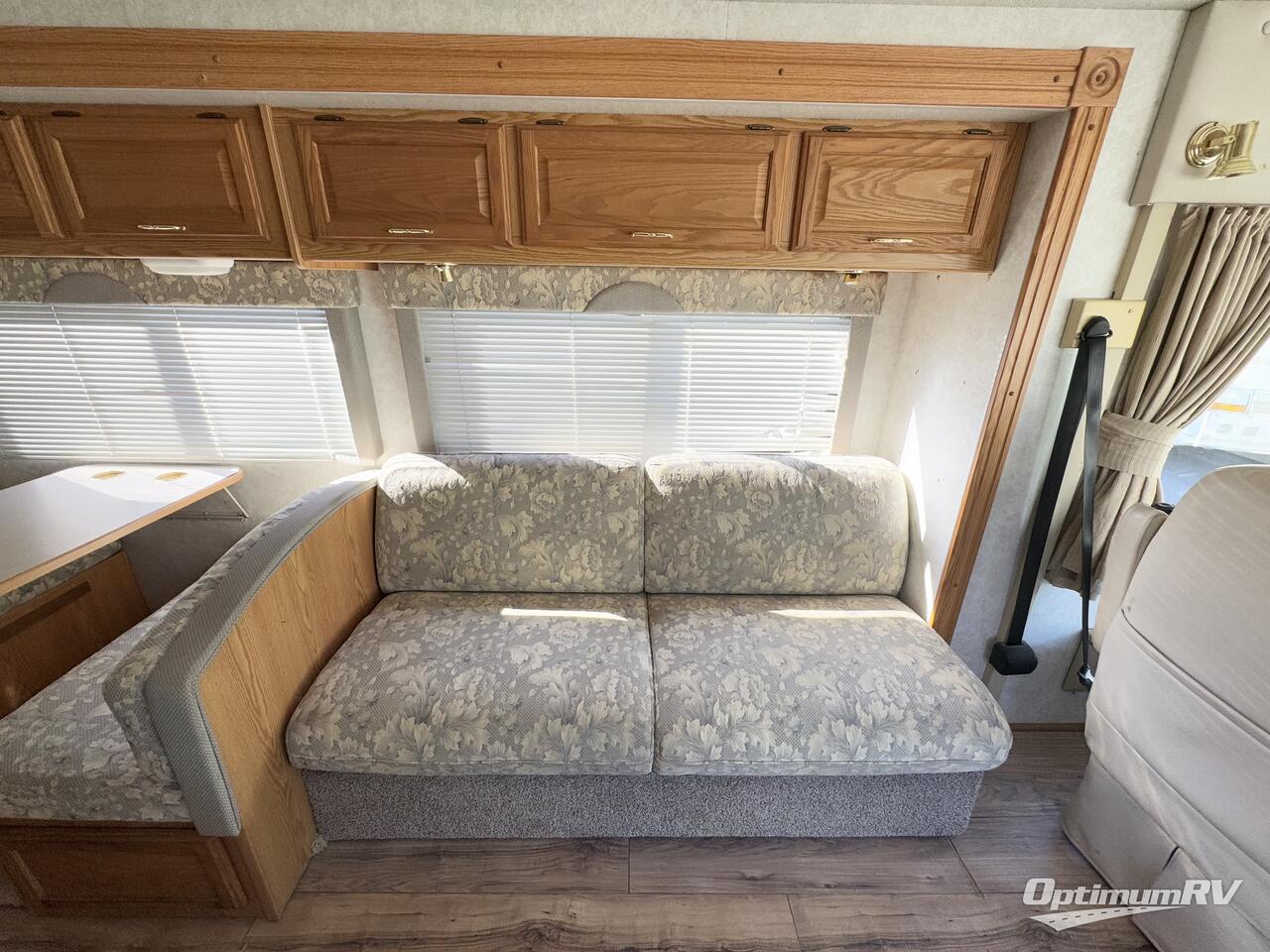 2004 Winnebago Sightseer 30B Photo 10