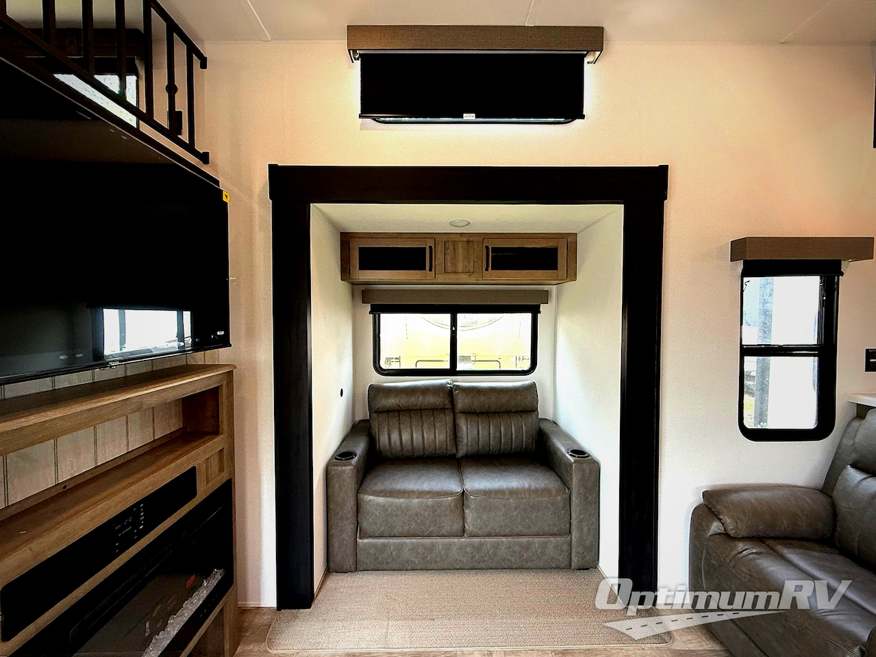 2025 Palomino Puma Destination 403LFT Photo 7