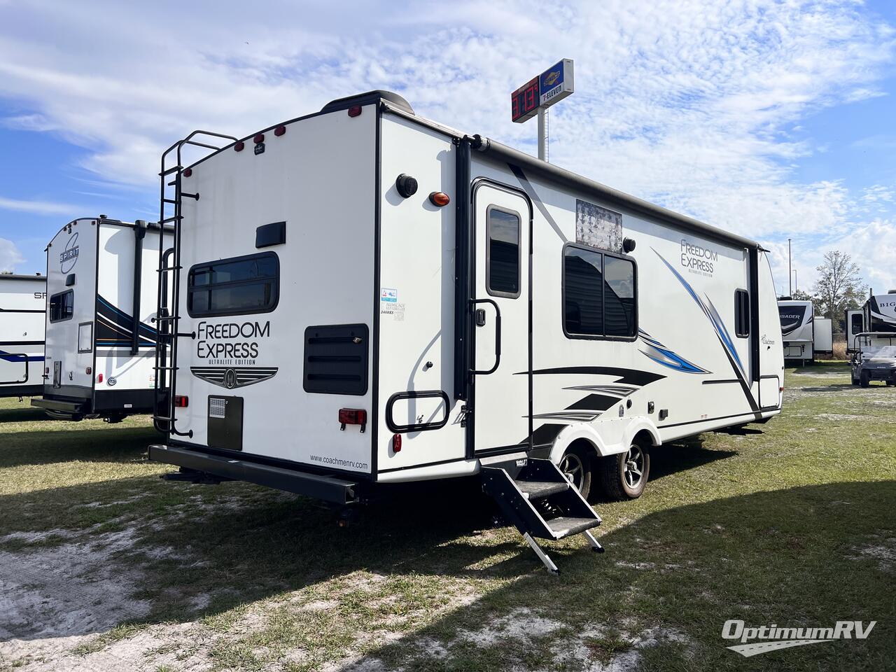 2021 Coachmen Freedom Express Ultra Lite 192RBS Photo 2