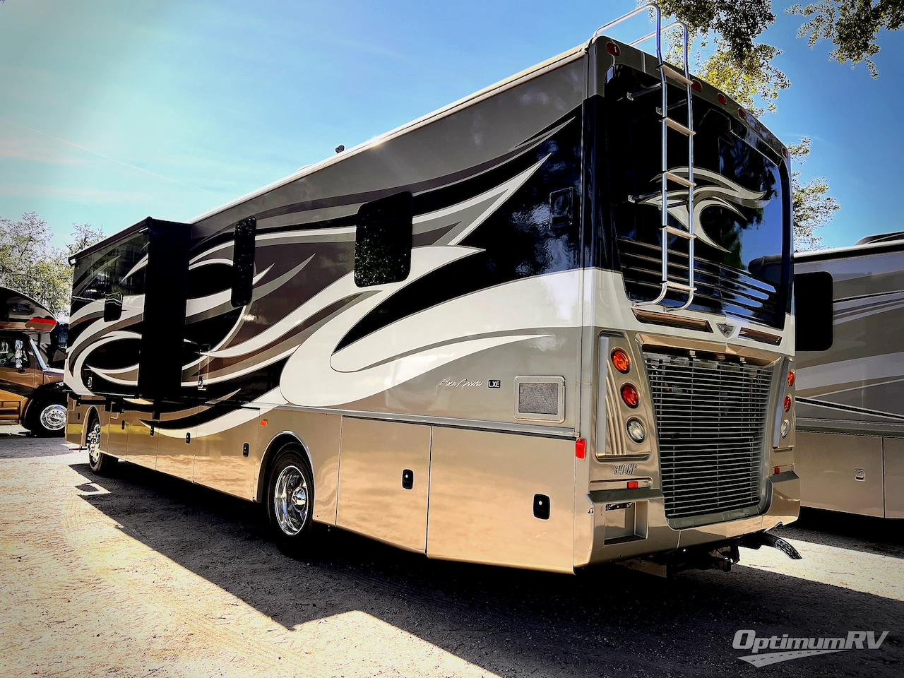 2016 Fleetwood Pace Arrow LXE 38B Photo 2