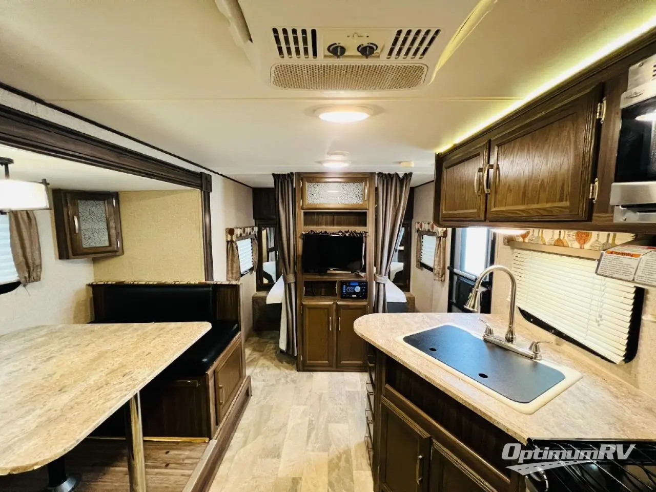 2017 Coachmen Apex Ultra-Lite 215RBK Photo 4