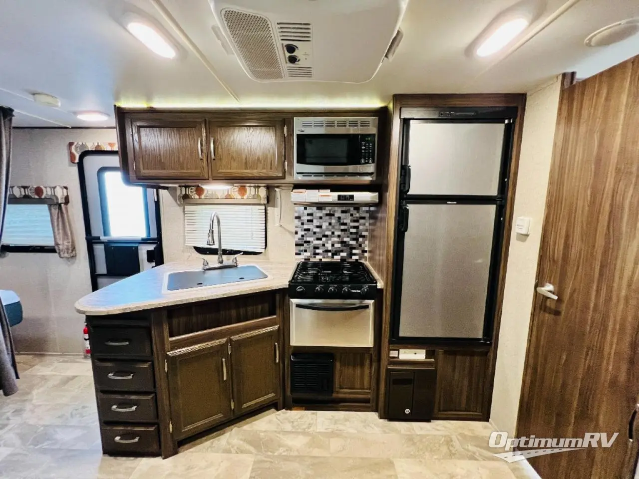 2017 Coachmen Apex Ultra-Lite 215RBK Photo 8