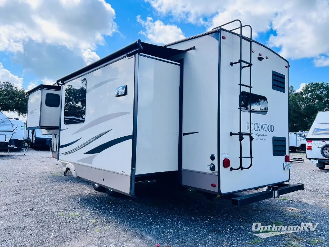 2019 Forest River Rockwood Signature Ultra Lite 8290BS Photo 2