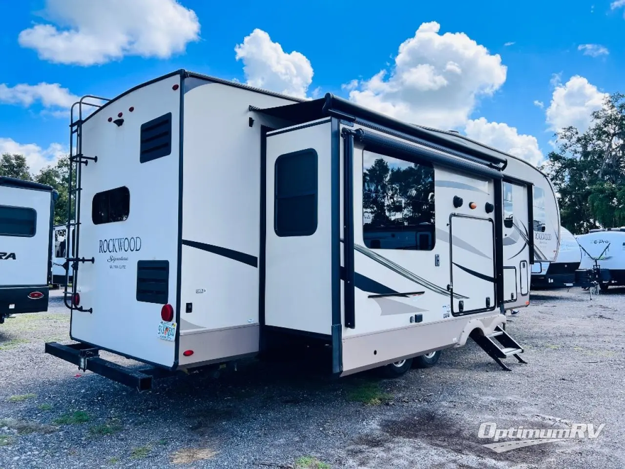 2019 Forest River Rockwood Signature Ultra Lite 8290BS Photo 3
