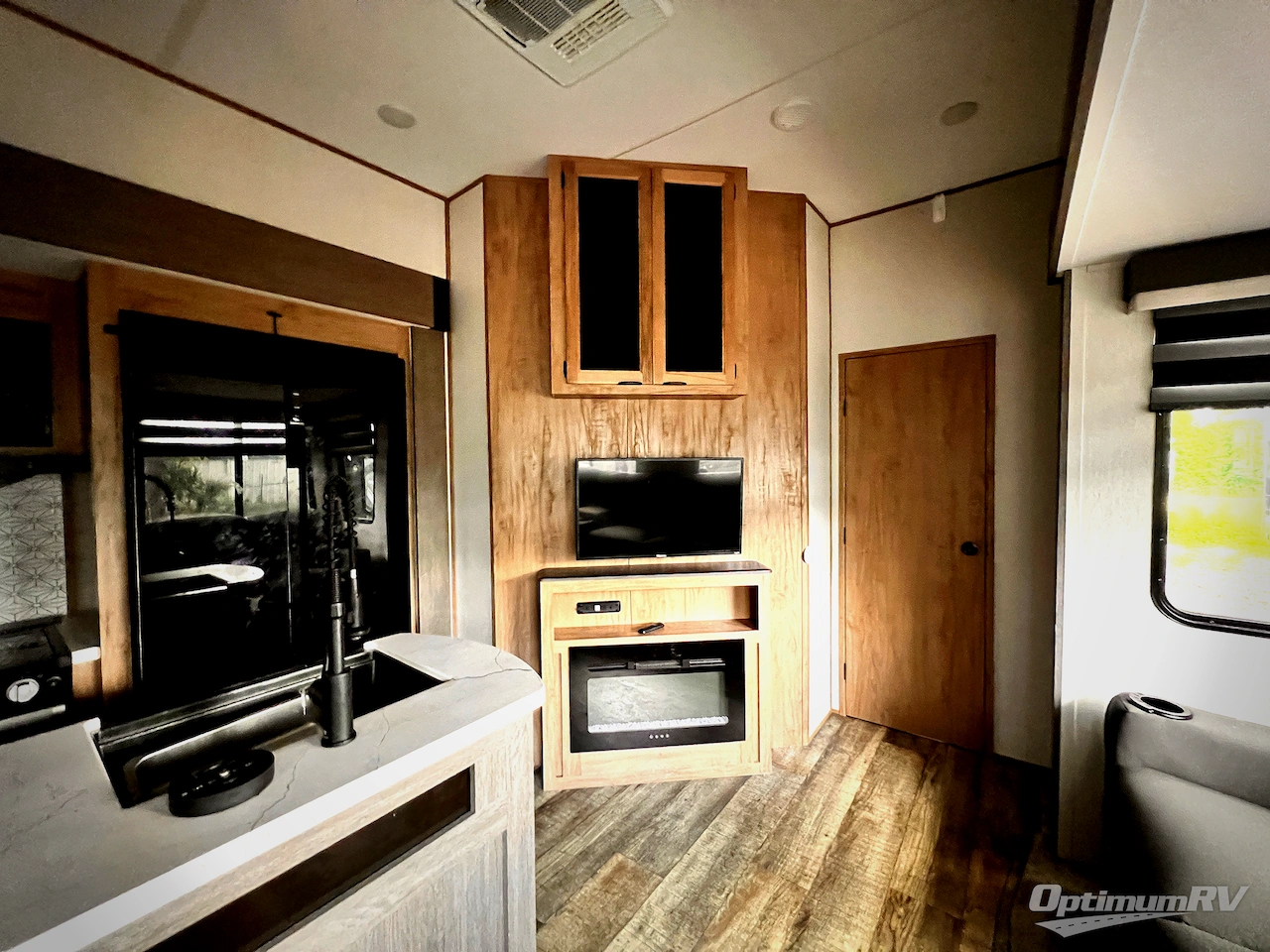 2024 Forest River Cherokee Arctic Wolf Suite 3770 Photo 7