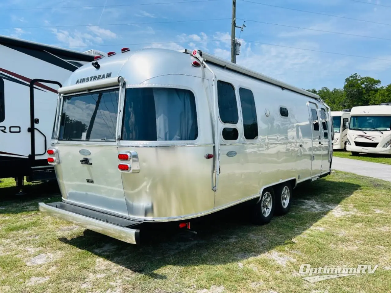 2019 Airstream Flying Cloud 26RB Photo 2