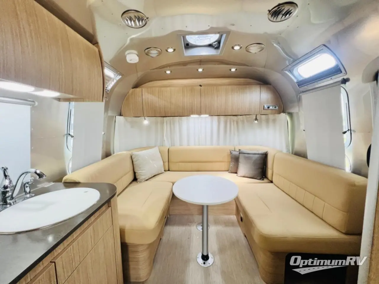 2019 Airstream Flying Cloud 26RB Photo 4