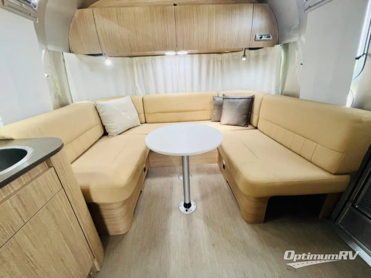 2019 Airstream Flying Cloud 26RB Photo 6