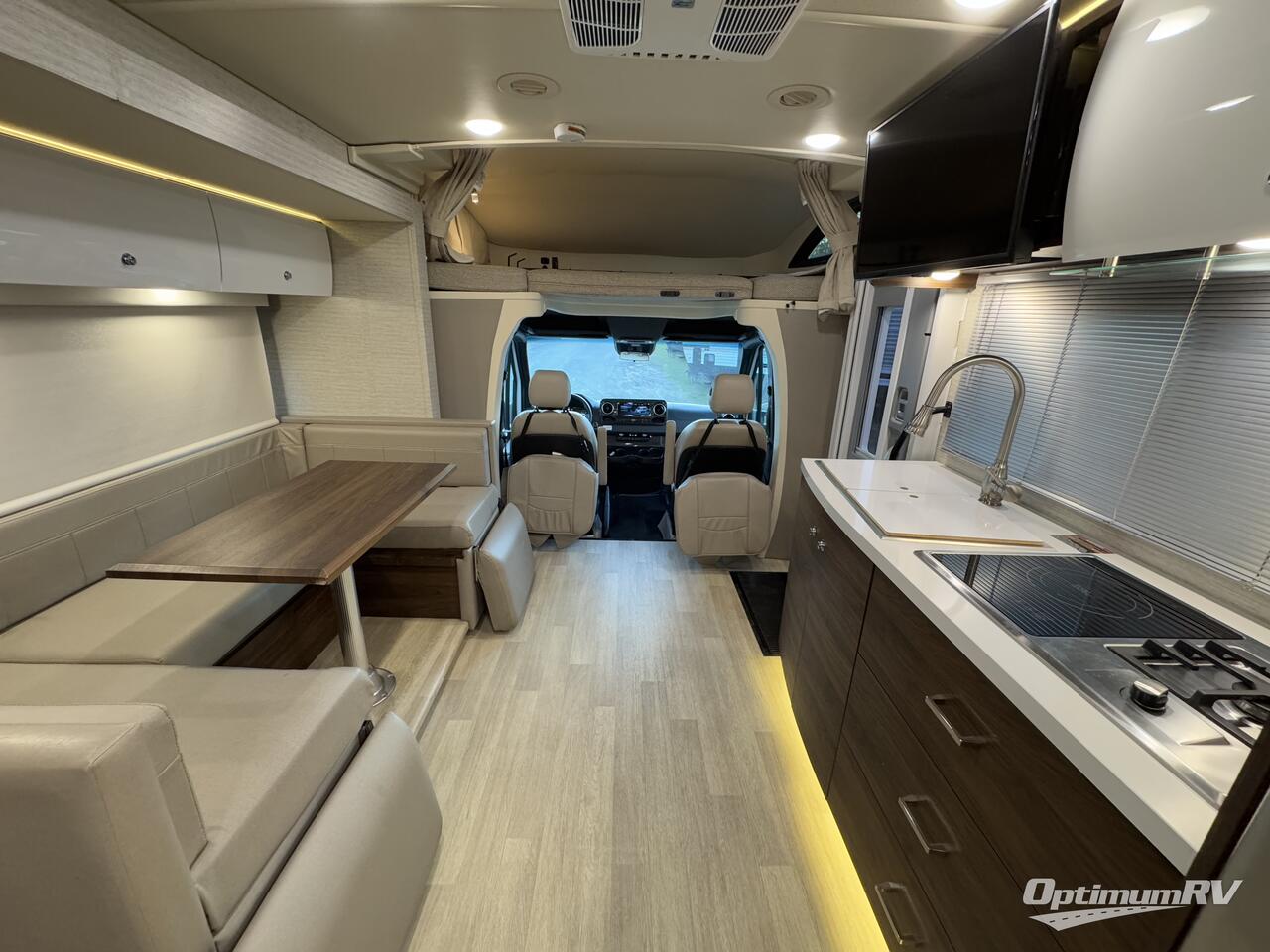 2020 Winnebago Navion 24J Photo 5