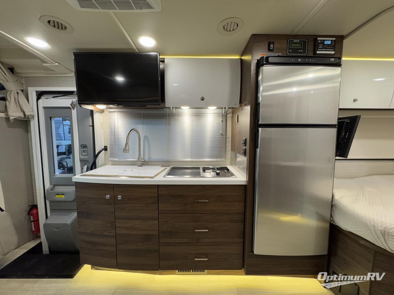 2020 Winnebago Navion 24J Photo 6