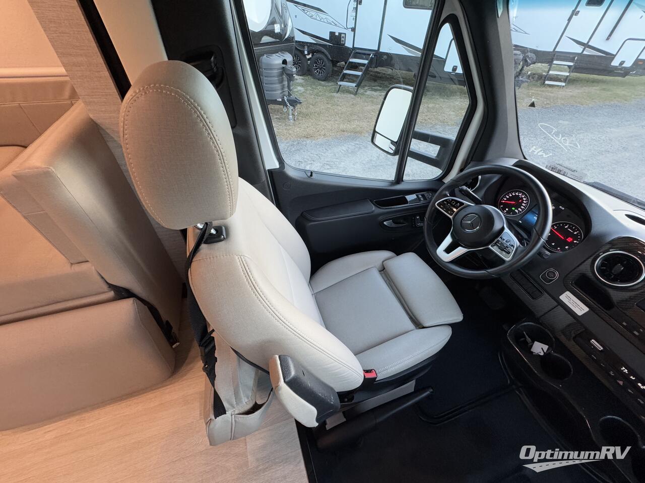 2020 Winnebago Navion 24J Photo 8