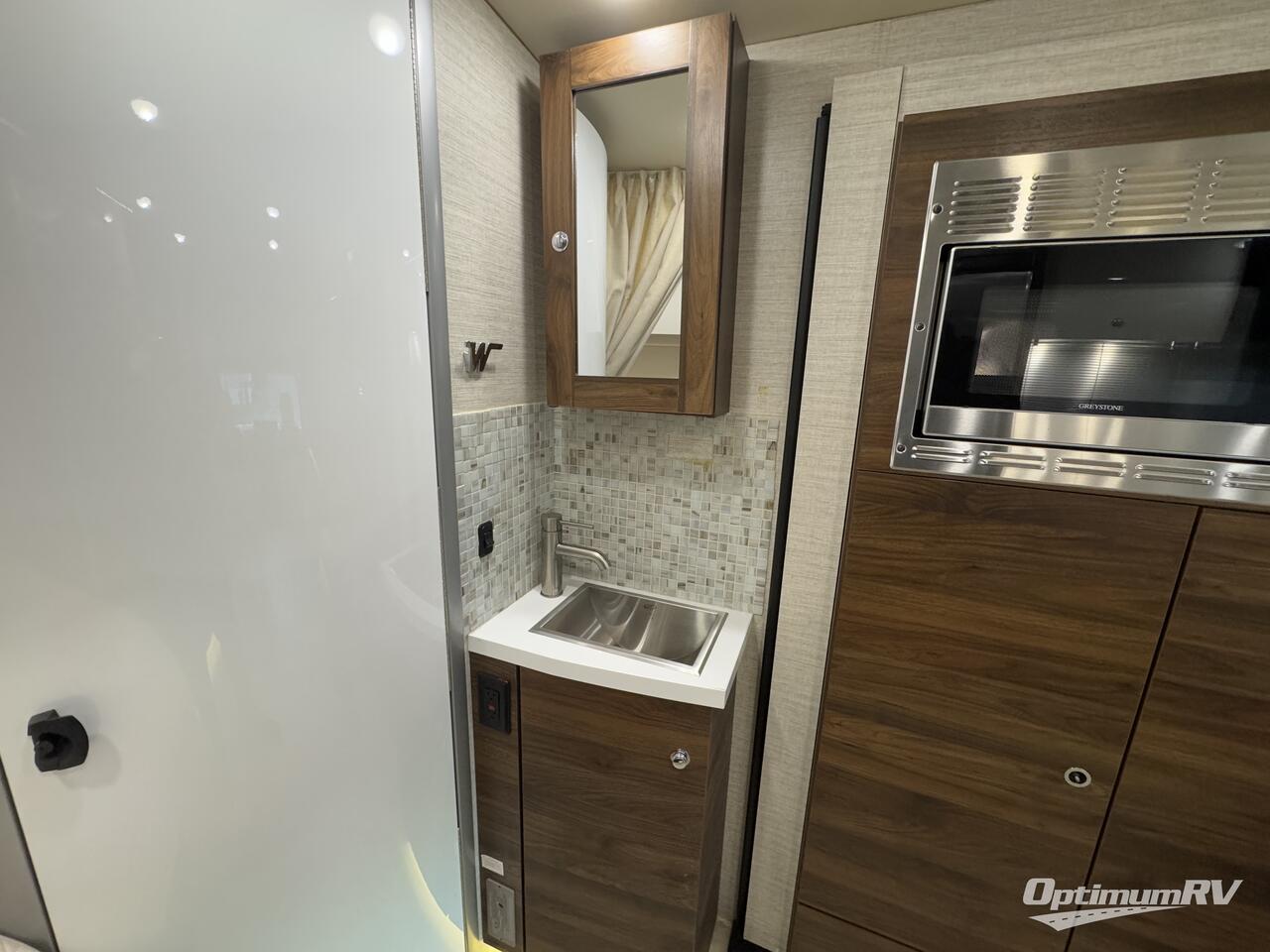 2020 Winnebago Navion 24J Photo 13