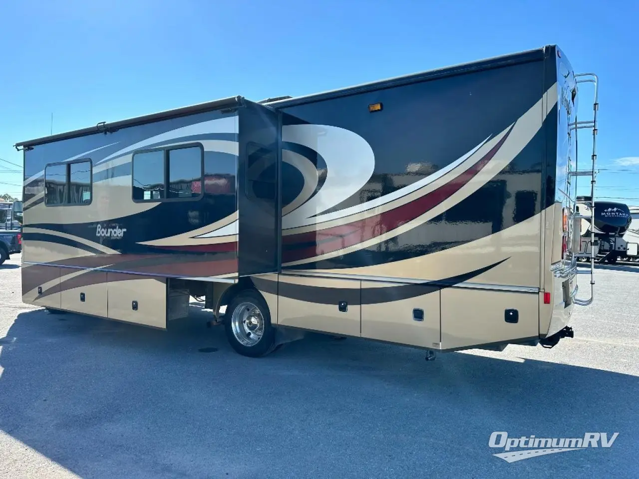 2012 Fleetwood Bounder 33C Photo 3