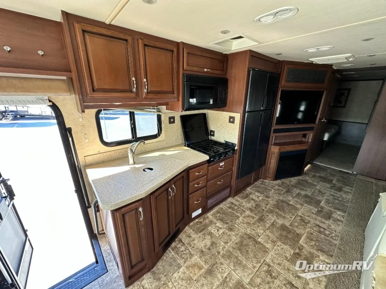 2012 Fleetwood Bounder 33C Photo 9