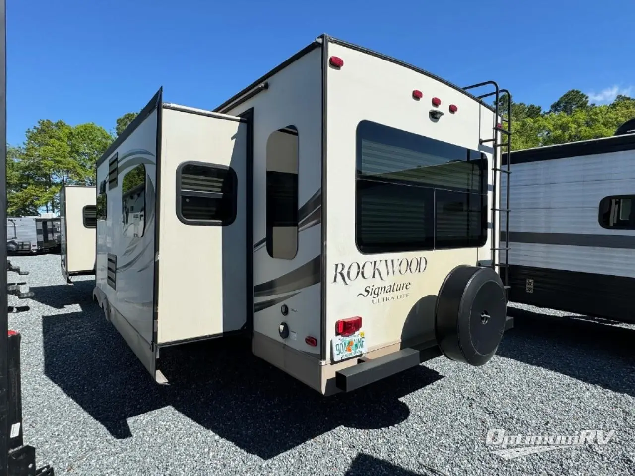 2015 Forest River Rockwood Signature Ultra Lite 8329SS Photo 3