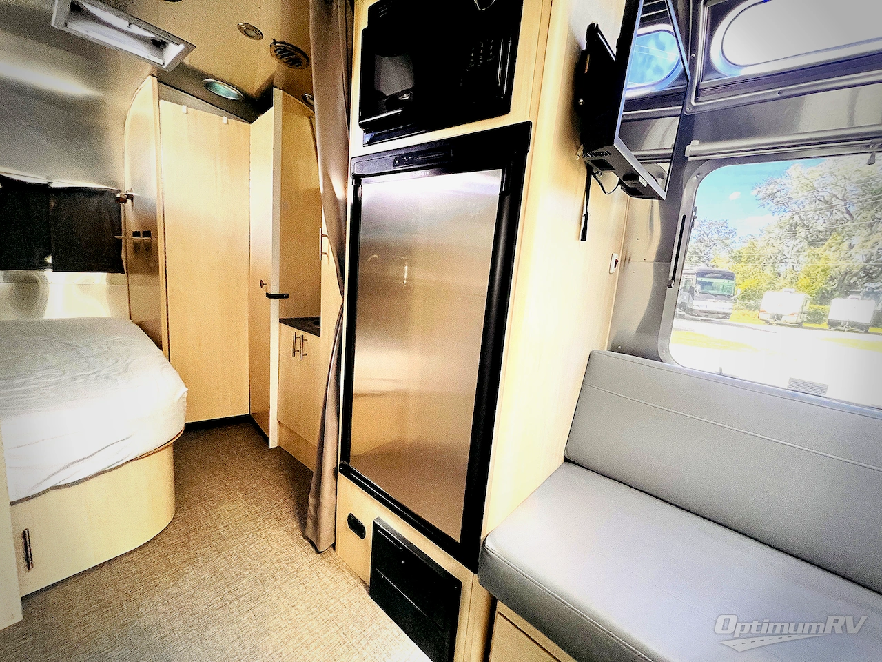 2021 Airstream Flying Cloud 23CB Photo 11