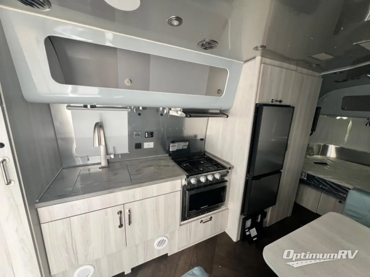 2023 Airstream International 23FB Photo 6