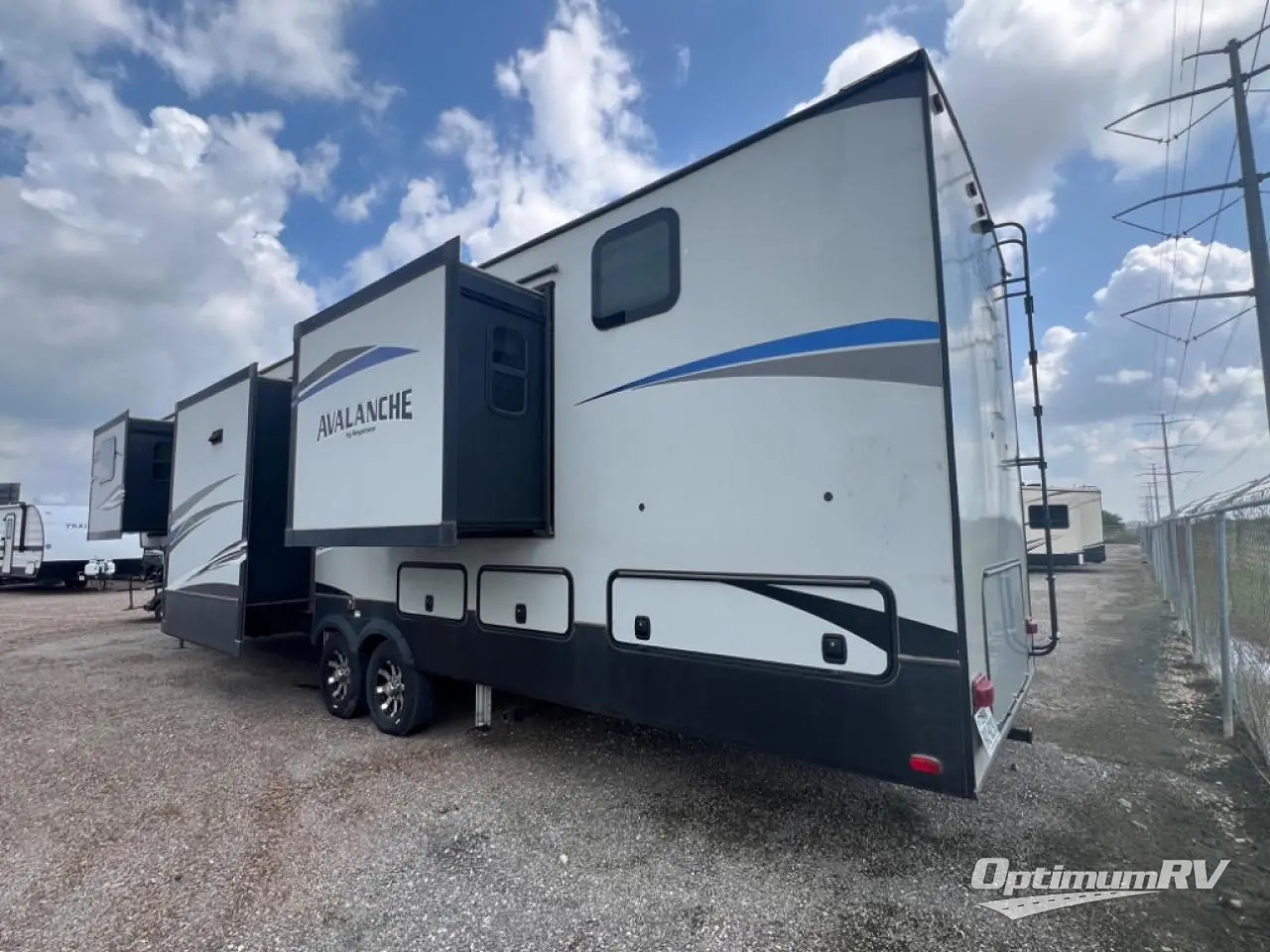 2019 Keystone Avalanche 383FL Photo 3