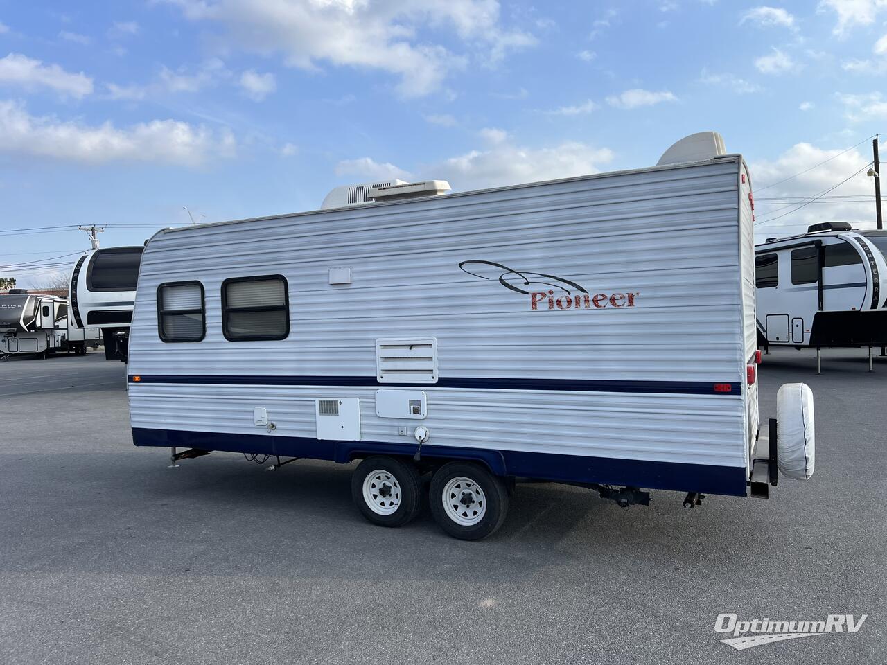 2004 Fleetwood Pioneer 18T6 Photo 4