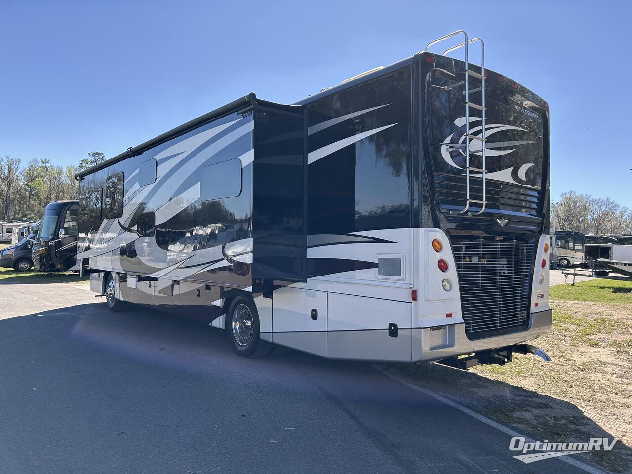 2018 Fleetwood Pace Arrow LXE 38N Photo 3