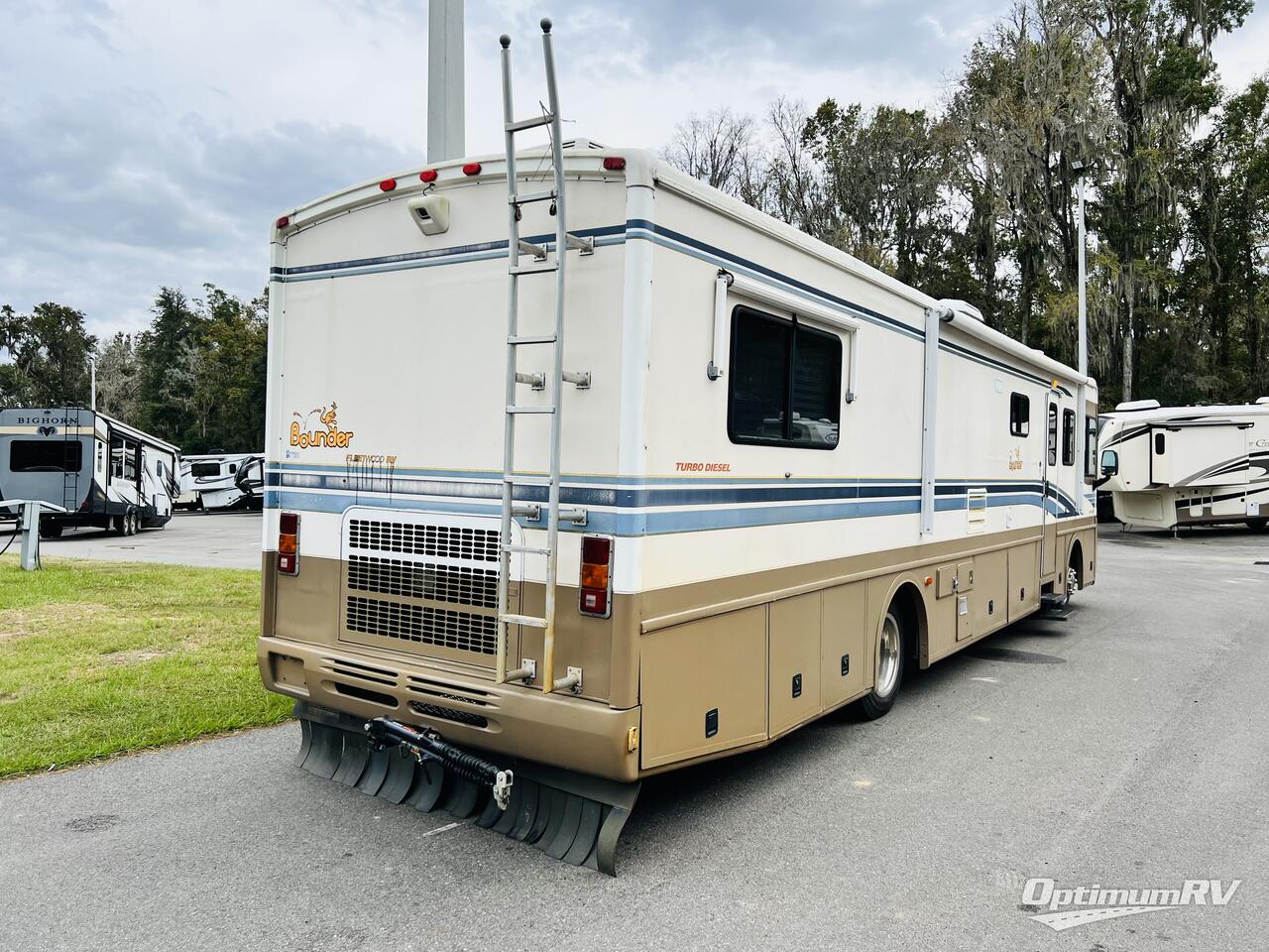 2000 Fleetwood Bounder Diesel 39Z Photo 2