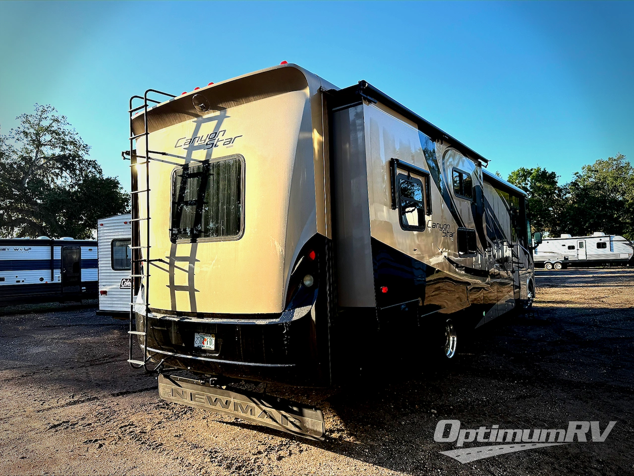 2011 Newmar Canyon Star 3810 Photo 3