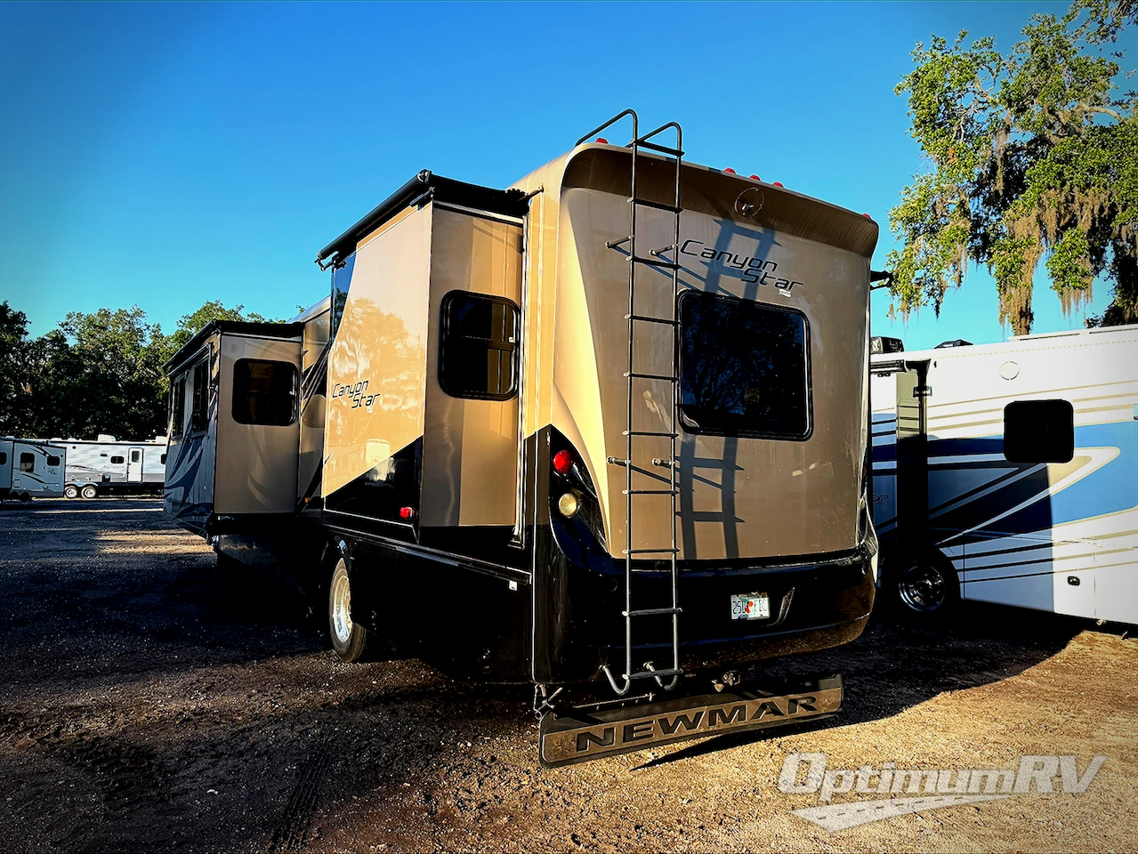 2011 Newmar Canyon Star 3810 Photo 2
