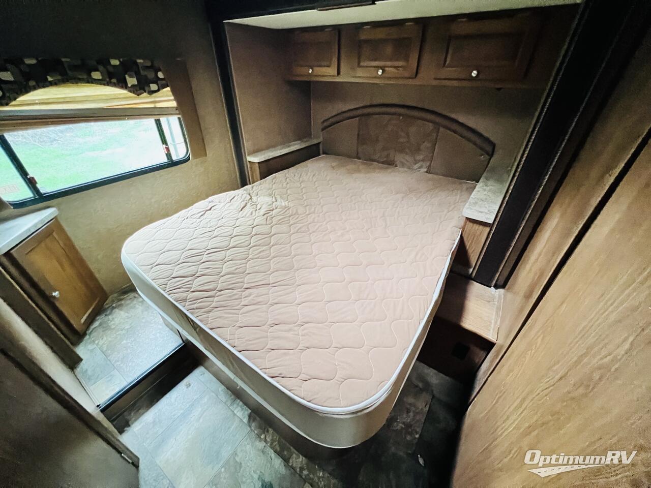 2015 Coachmen Leprechaun 260DS Chevy 4500 Photo 12