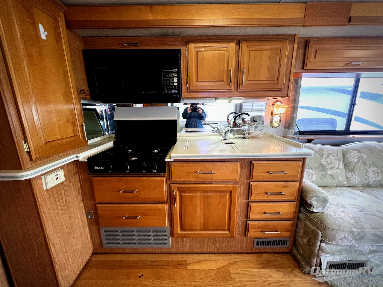 1998 Fleetwood Discovery 36T Photo 12