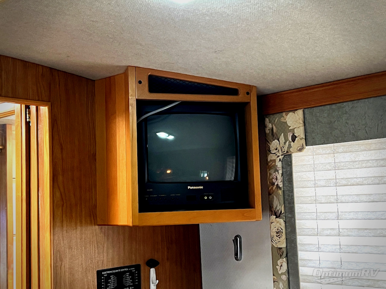 1998 Fleetwood Discovery 36T Photo 26