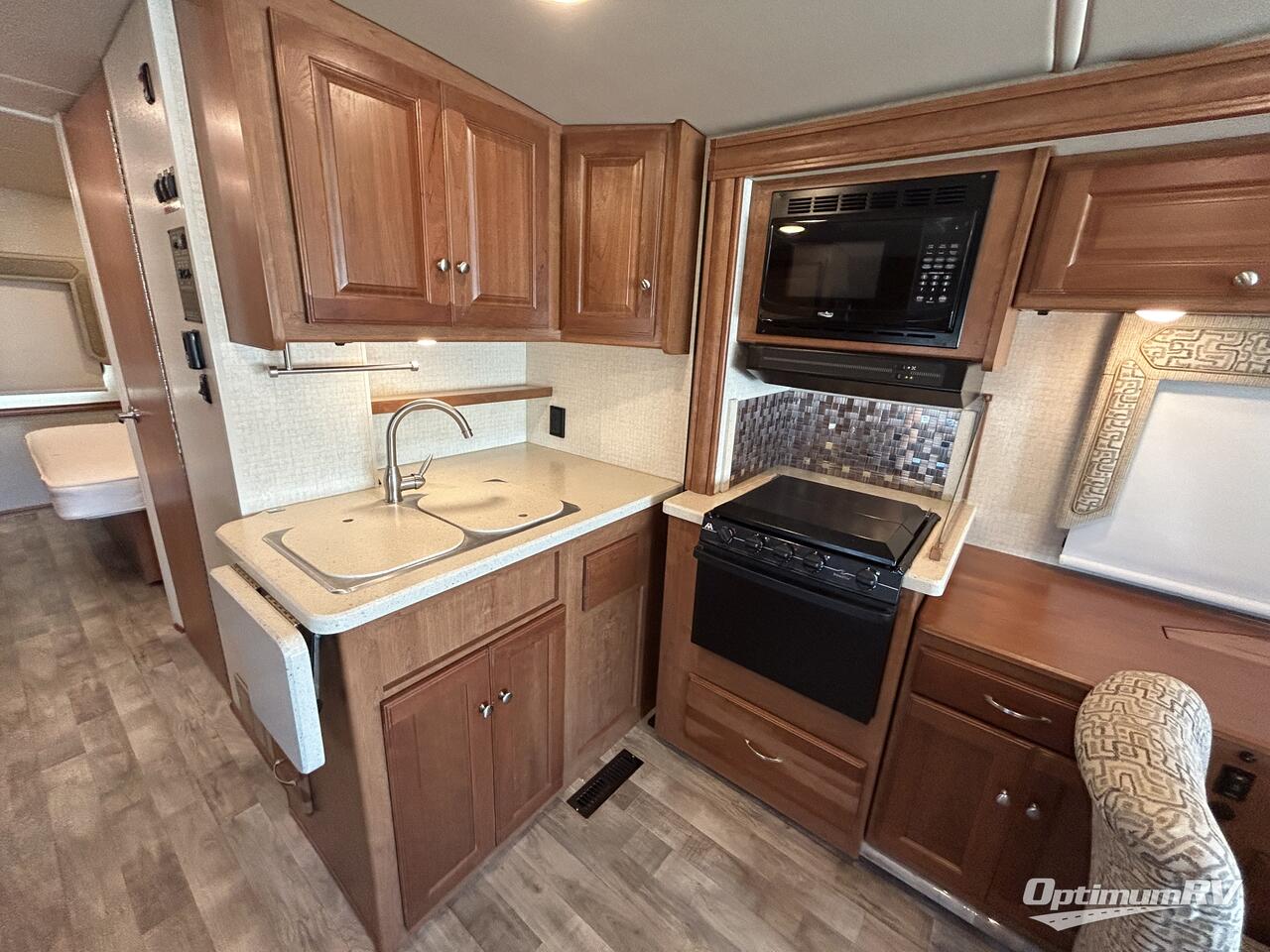 2017 Winnebago Sunstar LX 30T Photo 6