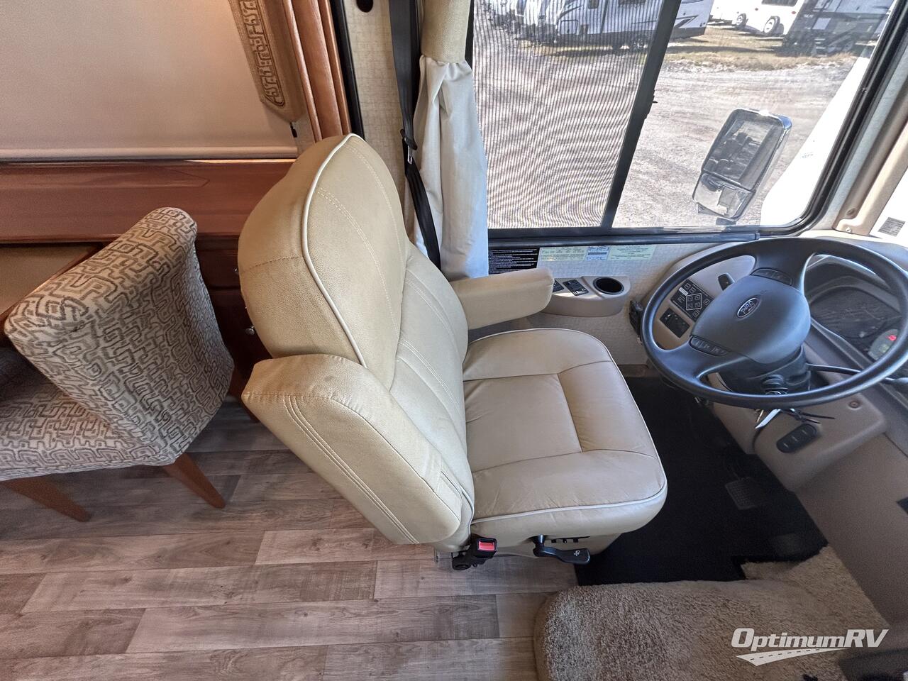 2017 Winnebago Sunstar LX 30T Photo 9