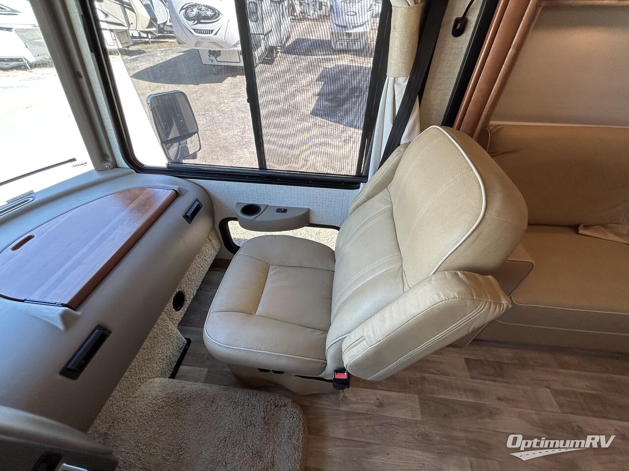 2017 Winnebago Sunstar LX 30T Photo 10