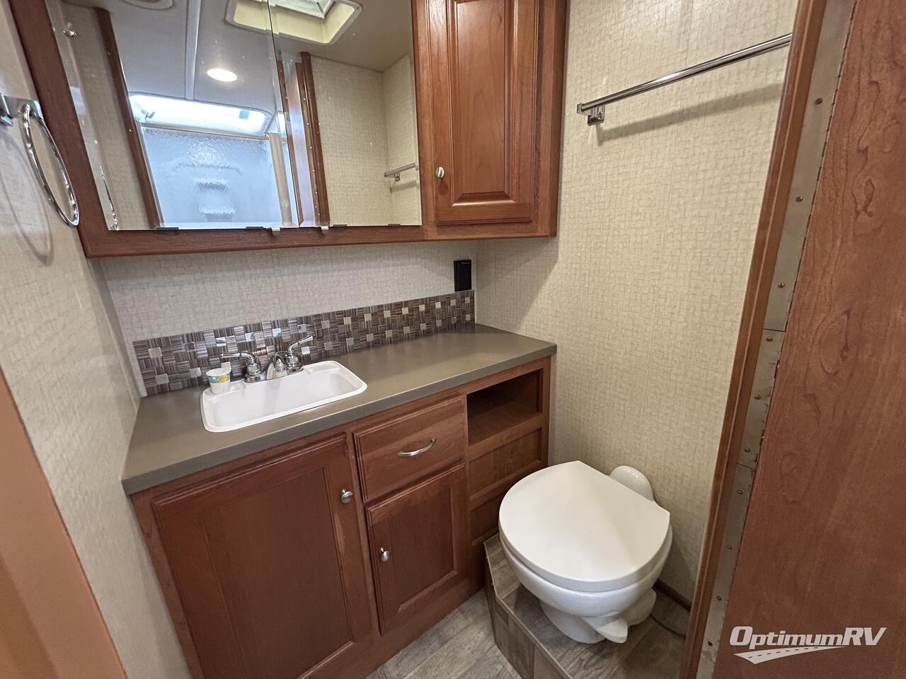 2017 Winnebago Sunstar LX 30T Photo 14