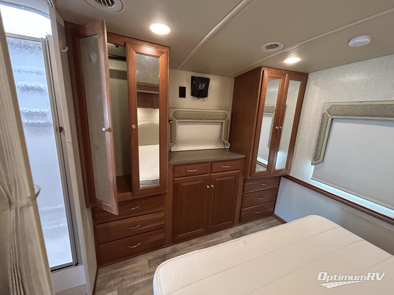 2017 Winnebago Sunstar LX 30T Photo 18