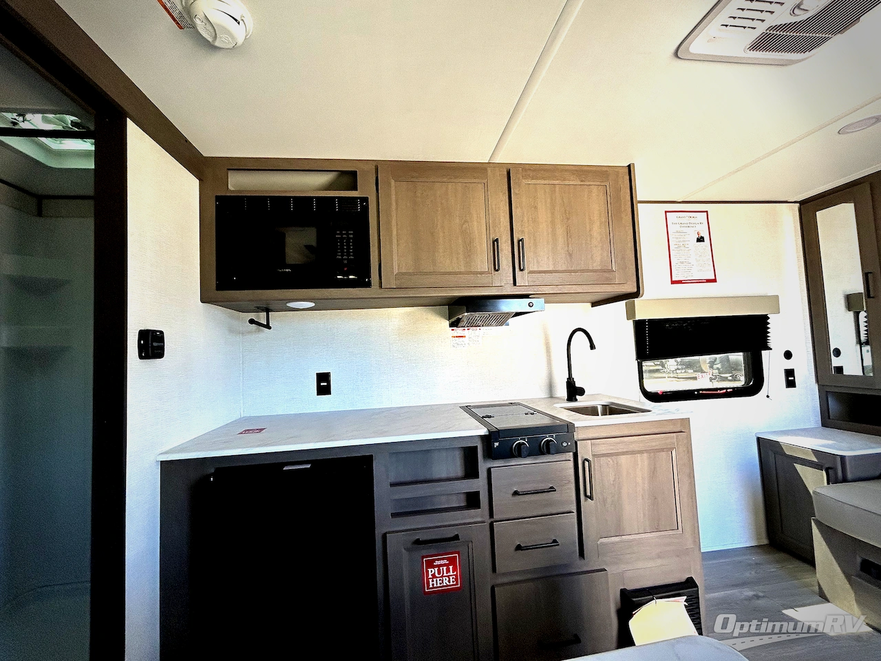 2025 Grand Design Transcend One 151RB Photo 6